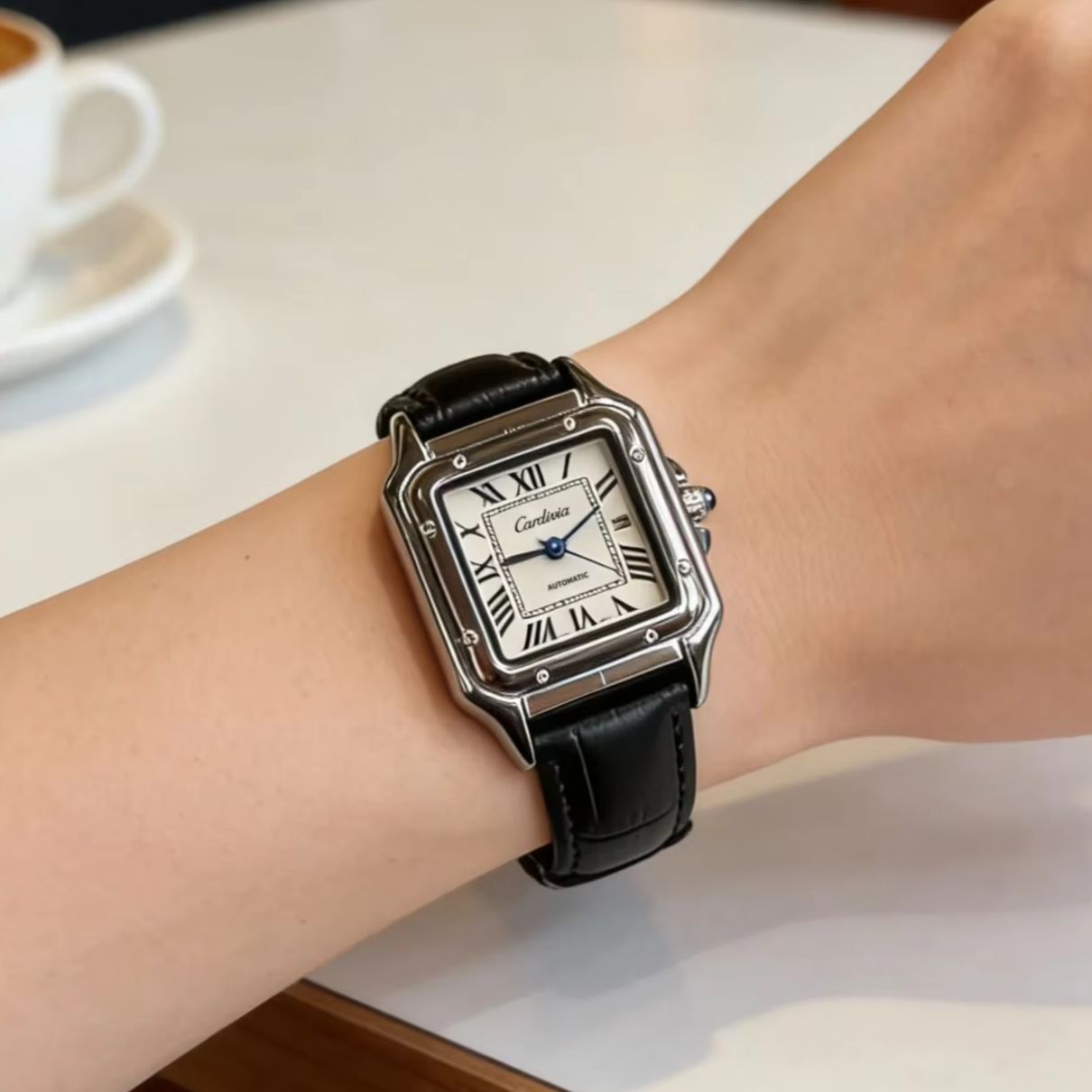 Cartier Watch Santos - นาฬิกาควอทซ์ผู้หญิงทรงสี่เหลี่ยมย้อนยุคพร้อมหน้าปัดตัวเลขโรมัน, สายหนังสีดำ, ตัวเรือนสแตนเลส, นาฬิกาผู้หญิงกันน้ำ, นาฬิกาลำลองสไตล์เรโทร, ของขวัญสำหรับแฟนหรือภรรยา